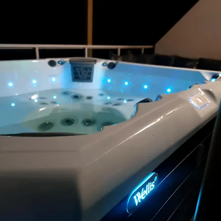 Glamour Vox - Romantic Jacuzzi Escape - - Near Bt&cluj Arena Apartament *