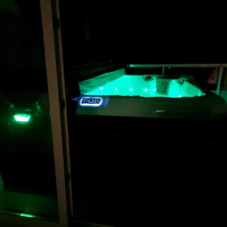 Glamour Vox - Romantic Jacuzzi Escape - Cluj-Napoca - Near Bt & Cluj Arena *