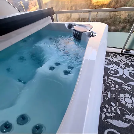 Glamour Vox - Romantic Jacuzzi Escape - Cluj-Napoca - Near Bt & Cluj Arena Apartmán Kluž
